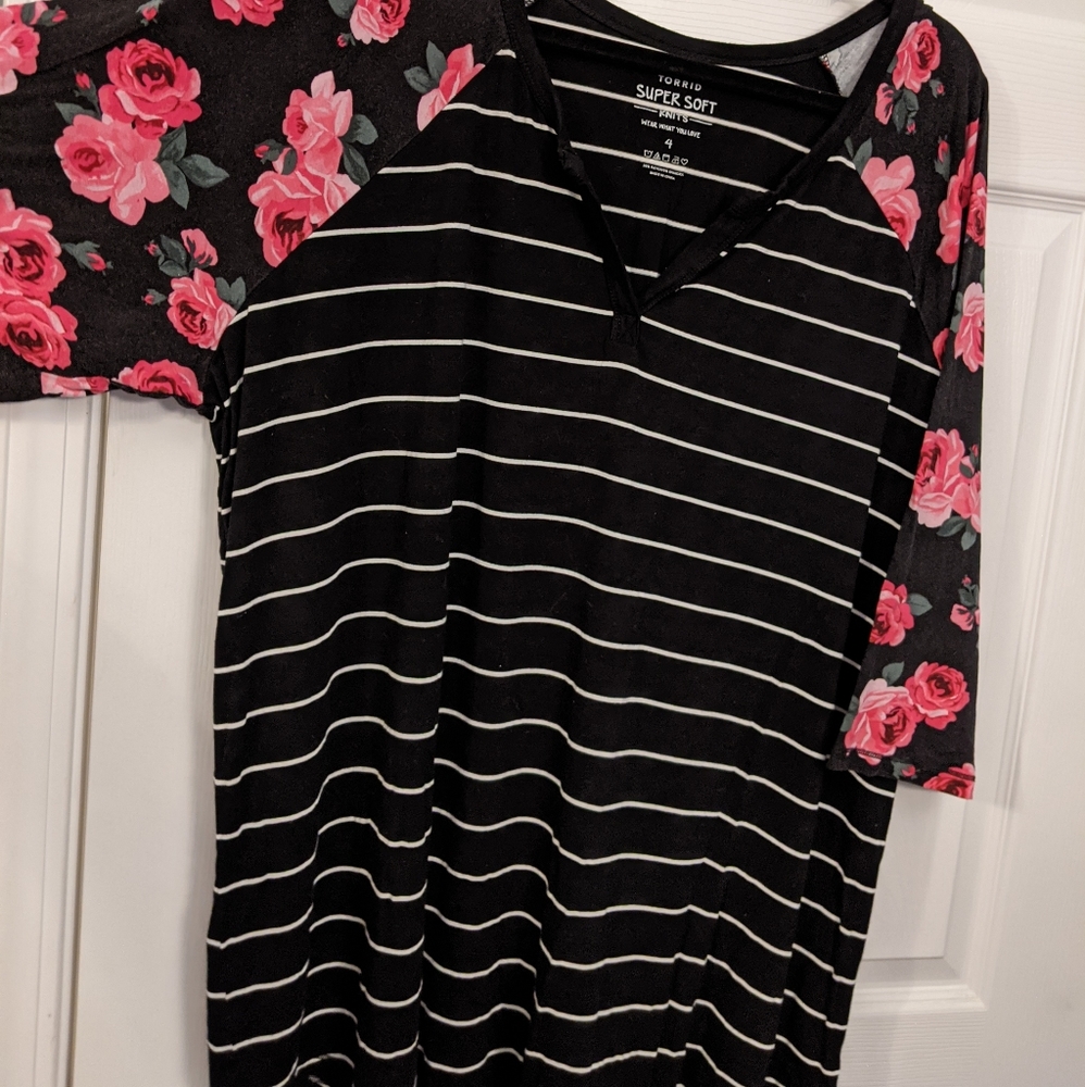 Torrid, sz 4, floral/stripe raglan v-neck